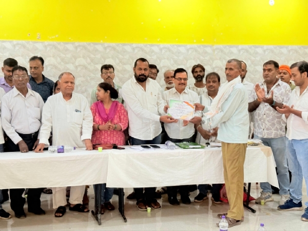 नियुक्ति पत्र सौंपते कांग्रेस जिलाध्यक्ष आनन्द बिहारी दुबे