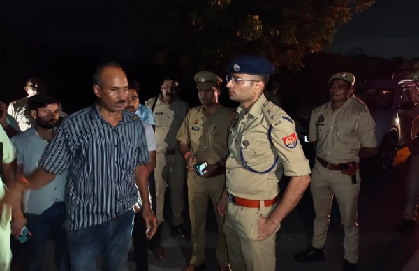 घटनास्थल की जानकारी लेते डीसीपी पूर्वी सत्यजीत गुप्ता