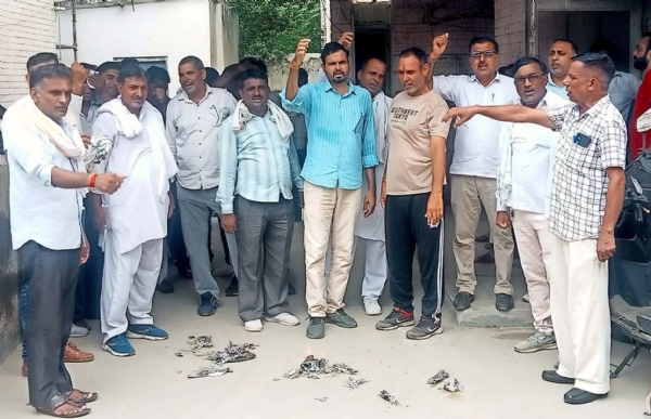 ऑनलाइन तबादला नीति के खिलाफ प्रदर्शन करते सातरोड सब डिवीजन कर्मचारी।