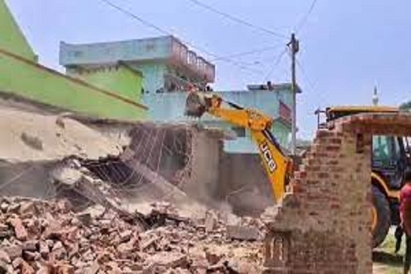 श्रावस्ती में अवैध मजार पर चला याेगी का बुलडोजर