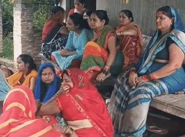 घटना के बाद घर में जुटी महिलाएं