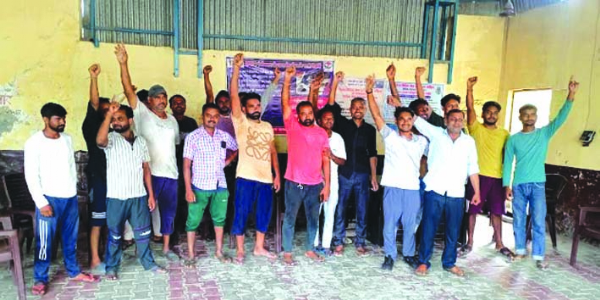 प्रदर्शन करते हुए
