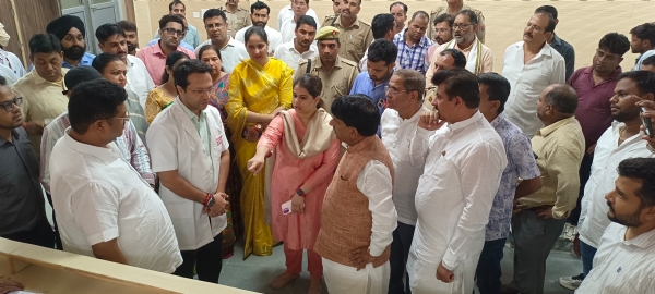 निरीक्षण करते हुए