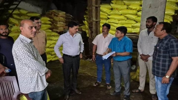 यूरिया वितरण व्यवस्था का कलेक्टर ने लिया जायजा
