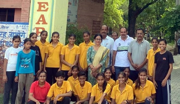प्रतियोगिता में विजेता छात्राएं।