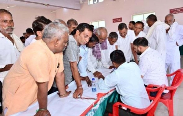 फ्री मेगा कैंप में उपस्थित अतिथिगण, लाडली वेलफेयर चैरिटेबल ट्रस्ट के पदाधिकारी एवं ग्रामीण।