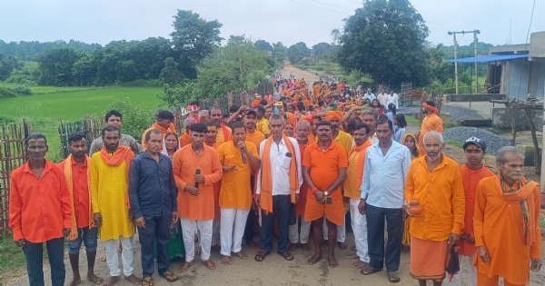 जलयात्रा में शामिल लोग