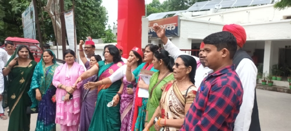एसपी को ज्ञापन देने के बाद पुलिस अधीक्षक कार्यालय के बाहर खड़ी महिला जिलाध्यक्ष एवं अन्य सहयोगी महिलाएं