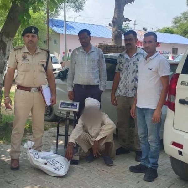 डोडापोस्त सहित पकड़ा गया आरोपी।