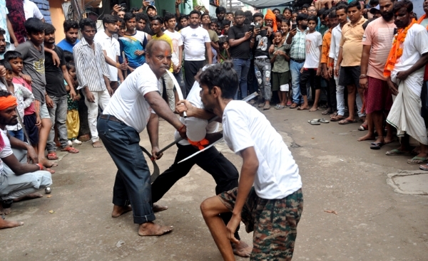 कानपुर में कर्नलगंज स्थित घस्सा गुरु अखाड़ा में दंगल लड़ते पहलवान का छायाचित्र