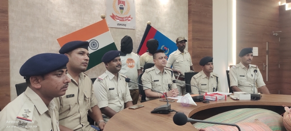 प्रेस कॉन्फ्रेंस करते एसपी अजय कुमार