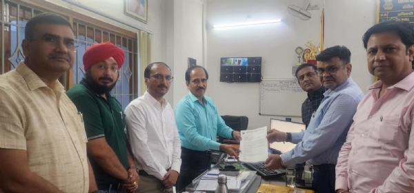 एनएचएआई के क्षेत्रीय निदेशक से बात करते चेंबर के सदस्‍य
