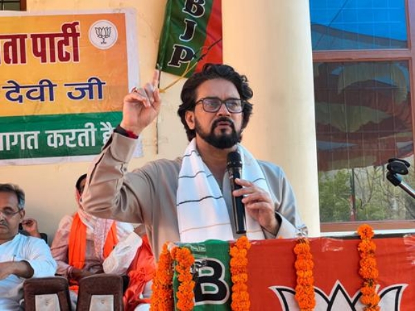अनुराग ठाकुर फाइल फाेटाे