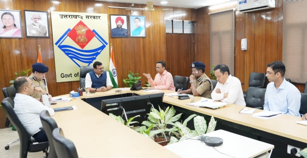 मंगलवार को सचिवालय स्थित अपने सभागार में मुख्य सचिव आनन्द बर्द्धन ।