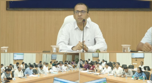 कलेक्टर अजीत वंसत समय सीमा की बैठक लेते हुए
