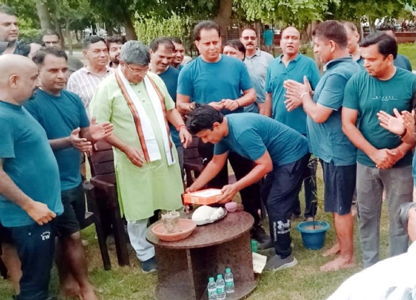 पार्क में पौधारोपण करते नगर निगम मेयर प्रवीण पोपली व सेक्टरवासी।