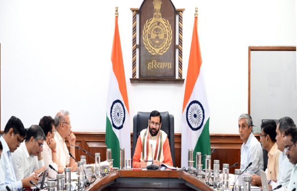 हरियाणा के मुख्यमंत्री नायब सैनी सीएम घोषणा पर बैठक लेते हुए