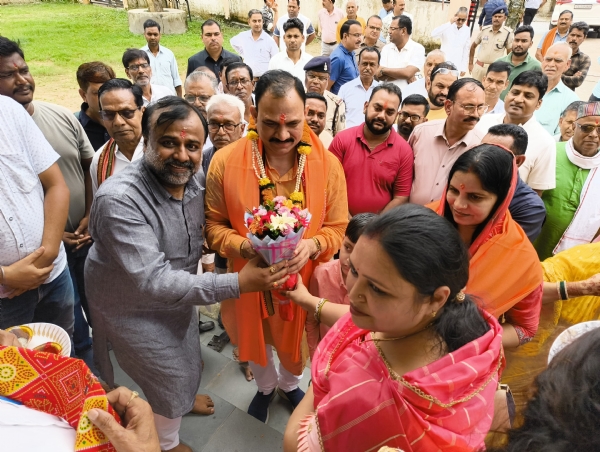 स्वास्थ्य मंत्री सपत्नी पहुंचे रामानुजगंज