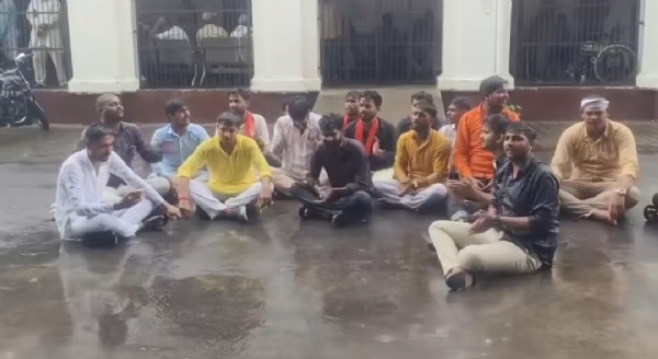 हनुमान चालीसा पढ़ते एबीवीपी कार्यकर्ता