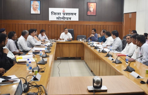 सोनीपत: सड़क सुरक्षा पर अधिकारियों को निर्देश देते हुए उपायुक्त