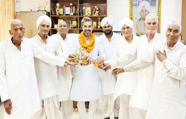 सोनीपत: अंतरराष्ट्रीय जाट संसदके राष्ट्रीय उपाध्यक्ष डॉ. विजयपाल नैन स्वागत करते  समुदाय के लोग