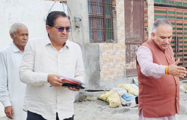 सोनीपत: निर्माण कार्य में अनियमितता की शिकायतें मिलने पर मौका मुआयना करते हुए मेयर     राजीव जैन