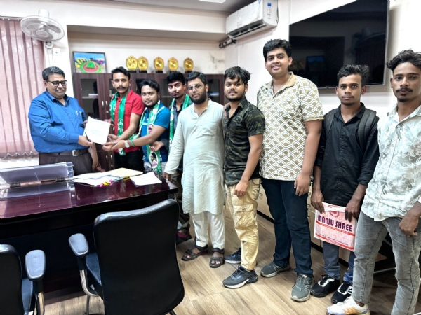 ज्ञापन सौंपते छात्र नेतागण