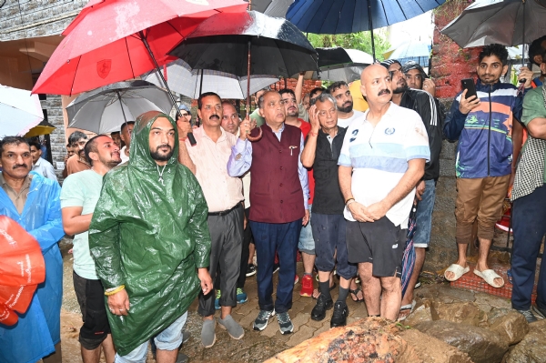 मंडी में बारिश से हुए नुक्सान का जायजा लेते हुए जयराम ठाकुर।