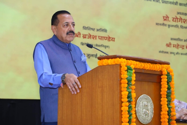 केंद्रीय मंत्री जितेन्द्र सिंह डीयू में कार्यक्रम को संबोधित करते हुए