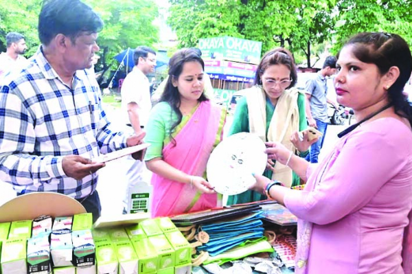 हाट का जायजा लेती सीडीओ