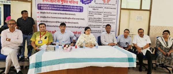 कार्यक्रम में मौजूद चिकित्सा अधिकारी जानकारी देते हुए।