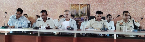 एचटेट को लेकर अधिकारियों की बैठक लेते एसडीएम।