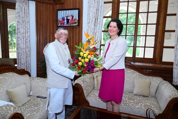 राज्यपाल और  अमेरिकी महावाणिज्य दूतावास, कोलकाता की महावाणिज्य दूत कैथी जाइल्स-डियाज़