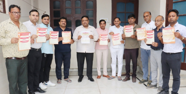 पंजीकरण फार्म लांच करते अग्रवाल समाज के प्रदेश अध्यक्ष राजकुमार गोयल व अन्य पदाधिकारीगण।