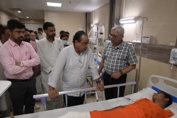स्वास्थ्य मंत्री और उपयुक्त सहित अन्य