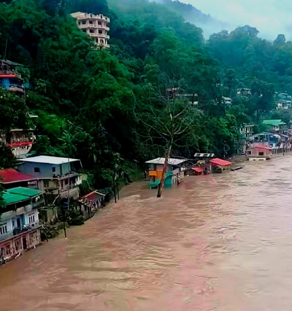 यो चित्र टिस्टा बजार (पश्चिम बंगाल) छेउ टिस्टा पुलमुनिको हो। टिस्टा नदीको पानीले बाटो ढाकेपछि दार्जिलिङ जाने मार्ग अवरुद्ध भएको छ।