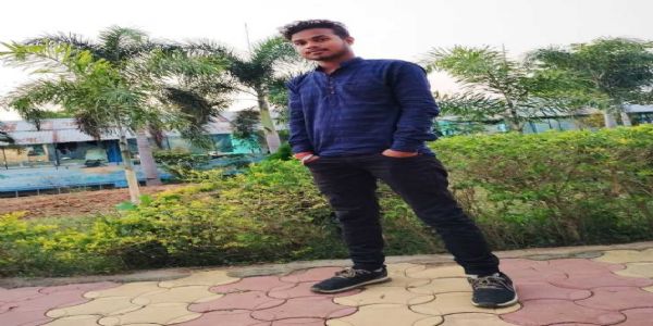 पेड़ से लटका मिला युवक का शव, इलाके में फैली सनसनी