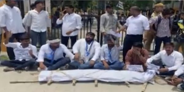 छात्र संघ चुनाव की मांग पर एनएसयूआई ने लोकतंत्र की अर्थी निकाल कर जताया विरोध