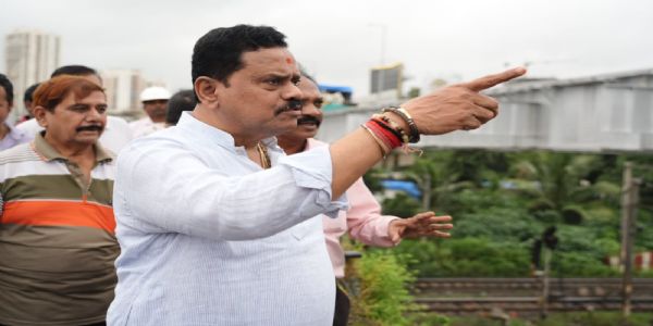 प्रतिशत के कारण ठाणे में स्टेशन का काम ठप पूर्व सांसद ने सैंटीस गर्डर बिछाने का निरीक्षण किया