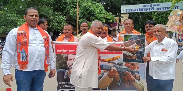 वाराणसी में ऑपरेशन महादेव की सफलता पर आतंकियों का पोस्टर दहन,बांटी मिठाई