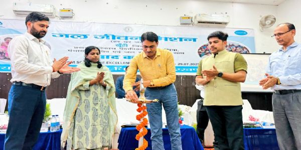 समय पर काम नहीं करने वाले संवेदकों के खिलाफ करें कार्रवाई : सचिव