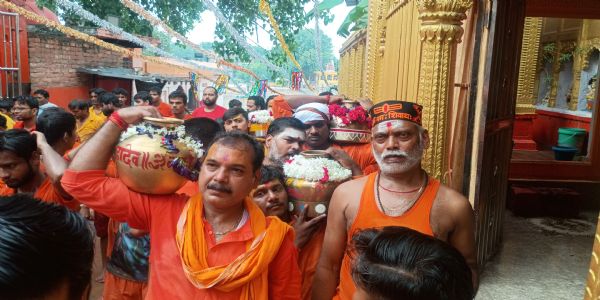 बोल बम संघ ने निकाली विशाल साष्टांग दंडवत यात्रा, हजारों श्रद्धालु यात्रा में हुए शामिल
