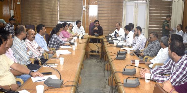 किसानों, पशुपालकों को दें आधुनिक तकनीक  की जानकारी : उपायुक्त