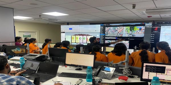 बच्चों ने जाना स्मार्ट सिटी का स्मार्ट सिस्टम, आईसीसीसी और वेस्ट मैनेजमेंट की ली जानकारी