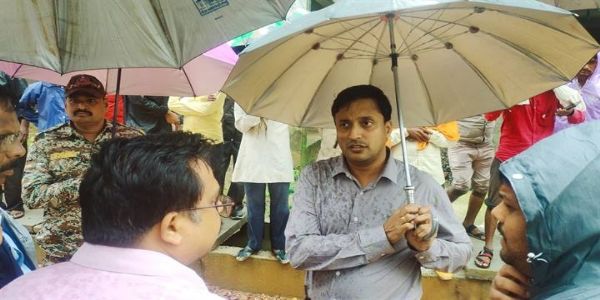 विदिशाः कलेक्टर ने राहत शिविर में पहुंचकर लिया जायजा, पीड़ितों से किया संवाद