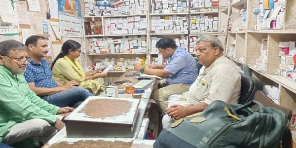 बरेली में नकली दवाओं पर बड़ी कार्रवाई: रिलायंस समेत कई मेडिकल स्टोरों पर छापा, संदिग्ध दवाएं सील