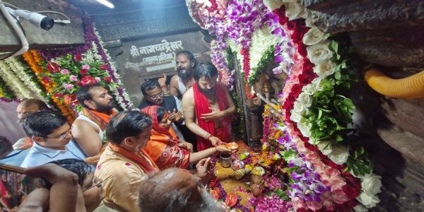 उज्जैनः नागचन्द्रेरश्वर भगवान के पट खुले पंचायती महानिर्वाणी अखाडे के महंत ने की पूजा