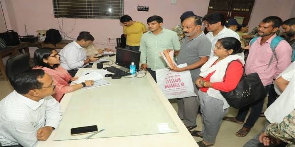 ग्वालियरः अधिकारियों ने सुनी लोगों की समस्याएं, कलेक्टर की जन सुनवाई में आए 111 आवेदन