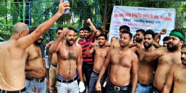 एंबुलेंस 108 सेवा कर्मियों ने मांगों को लेकर किया अर्द्धनग्न प्रदर्शन