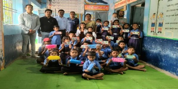 कलारतराई स्कूल में जन्मदिन पर कंपास बांटे, बच्चों के चेहरे खिले